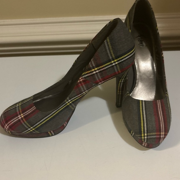 FIONI Clothing Red and Gray Plaid Heels - Picture 4 of 8